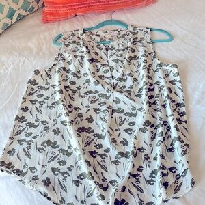 Sleeveless lightweight floral blouse🌷